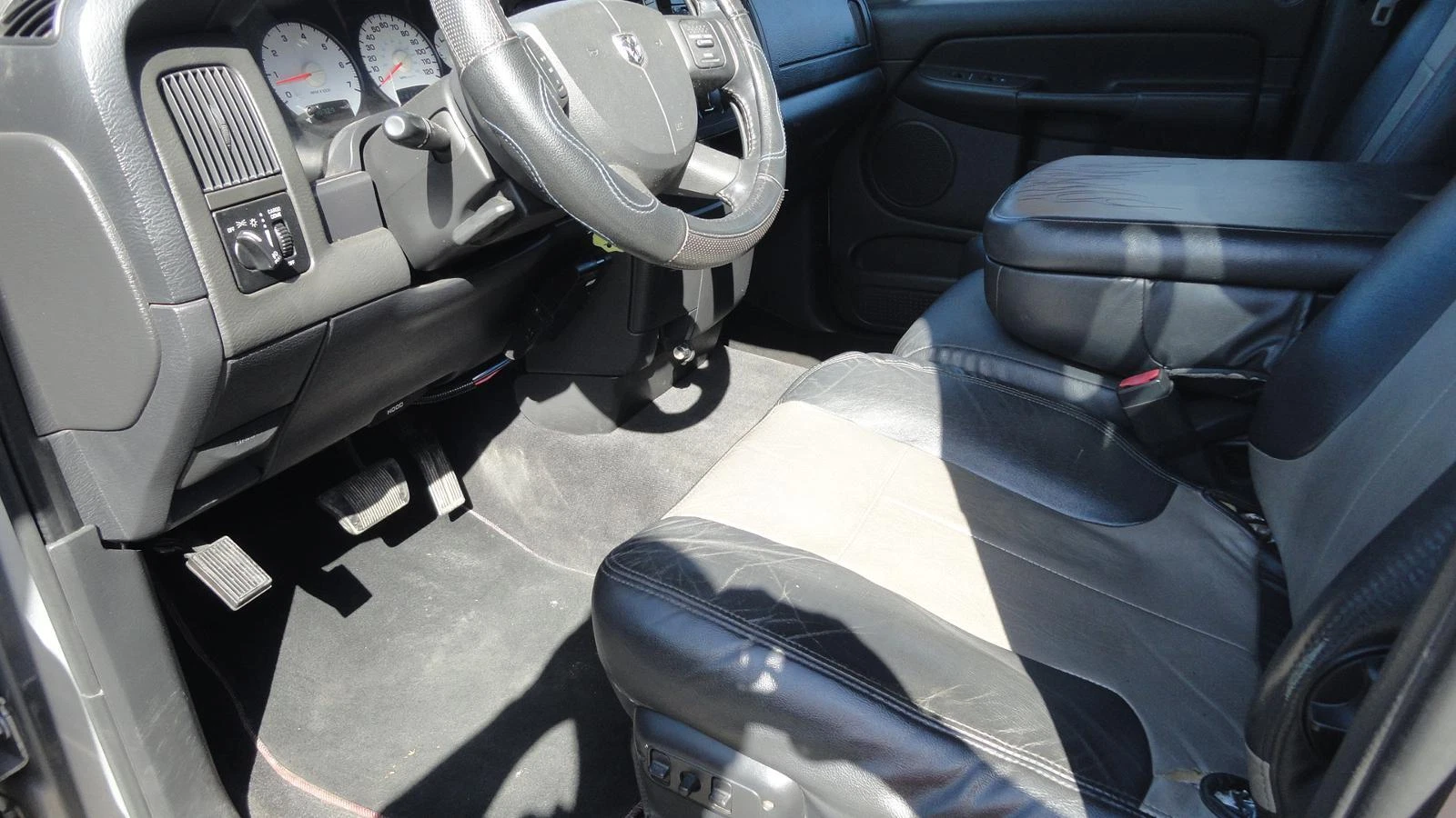 Dodge RAM 2500 5th wheel truck interior