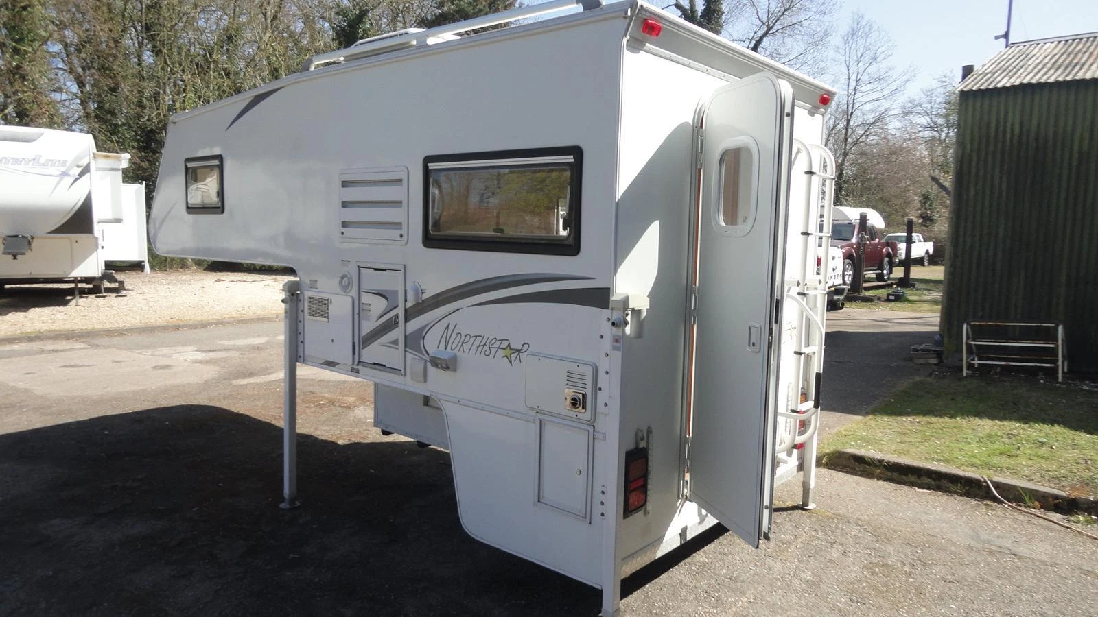 Northstar 700SCX demountable camper 